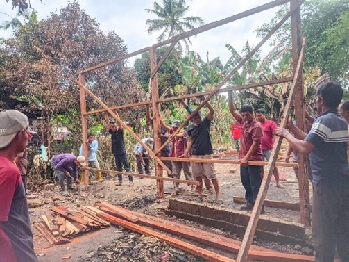warga-jorong-balai-rupih-gelar-gotong-royong-pasca-kebakaran-rumah-warga